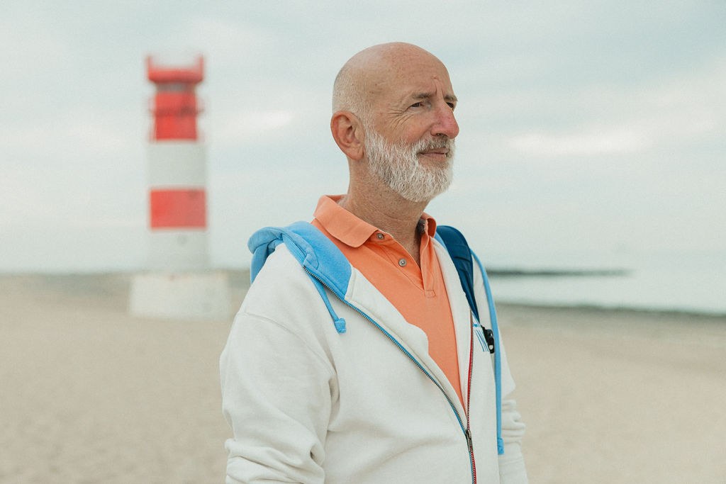 Ralf Baars vor dem Leuchtturm auf Helgoland