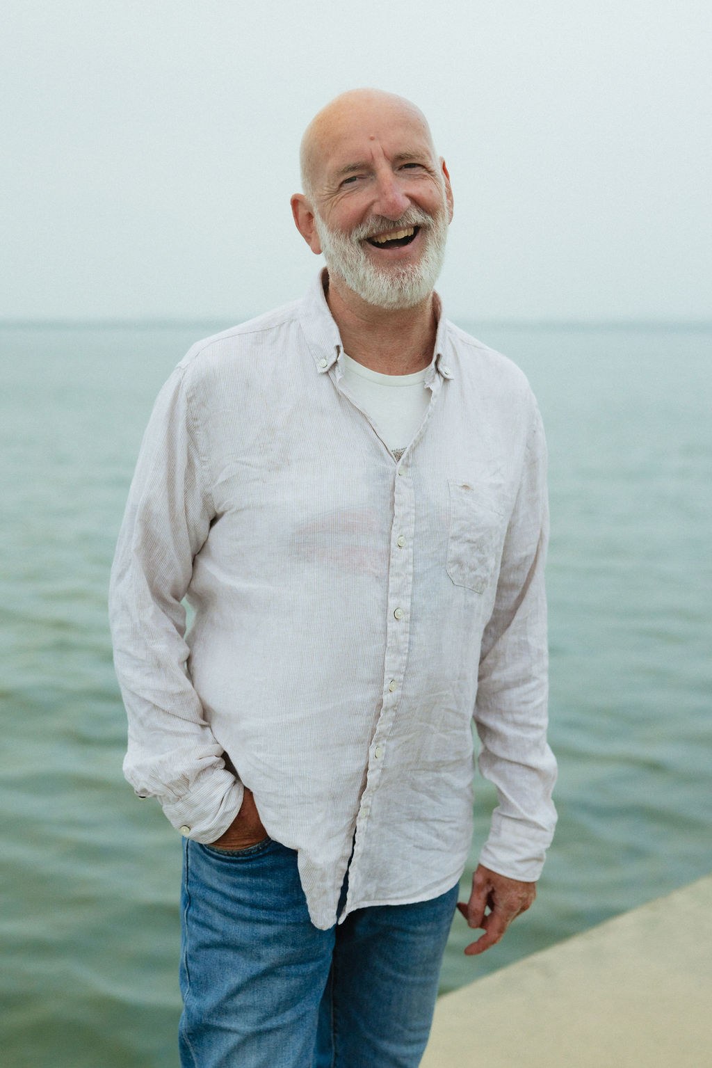 Ralf Baars lacht am Meer