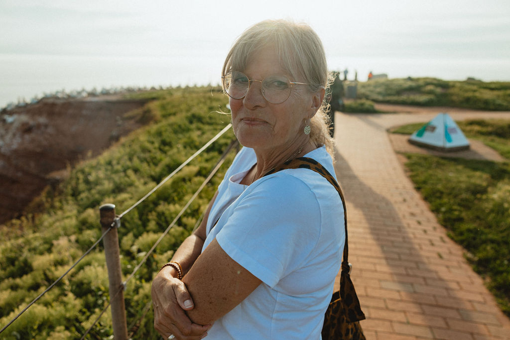 Simone Lackner-Baars auf dem Klippenweg auf Helgoland